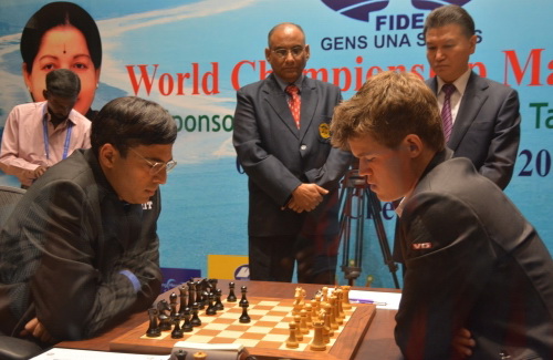 Hai kỳ thủ Anand (trái) và Carlsen thi đấu ván đầu tiên. Ảnh: FIDE.