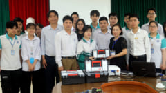 Kiện tướng cờ vua thế giới Nguyễn Thiên Ngân tặng 6 hộp rô bốt cho Trường THPT Chu Văn An