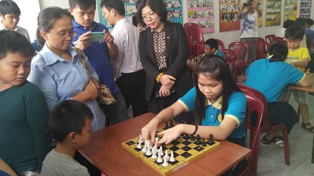 Nữ Bí thư Đoàn sáng tạo bộ cờ vua đặc biệt cho kỳ thủ khiếm thị