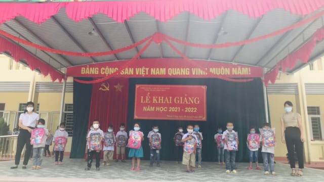 Hội đồng Họ Dương tỉnh Thái Nguyên tặng quà cho học sinh nghèo đầu năm học mới