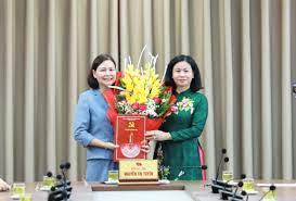 Bà Dương Thị Hằng được điều động đến nhận công tác tại Hội Chữ thập đỏ thành phố Hà Nội.