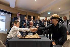 Carlsen bịt mắt, thắng nhà vô địch U8 thế giới