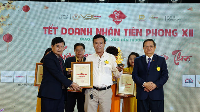 Doanh nhân Dương Xuân Quả được tặng Biểu tượng Doanh nhân Rồng vàng