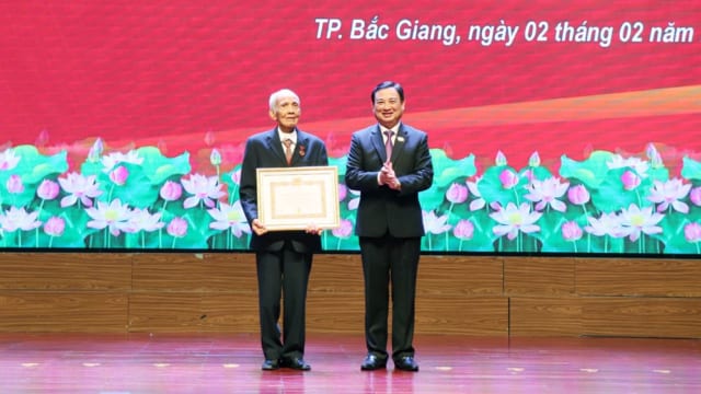 Trao tặng Huy hiệu 80 năm tuổi Đảng cho đảng viên lão thành Dương Lê Thị